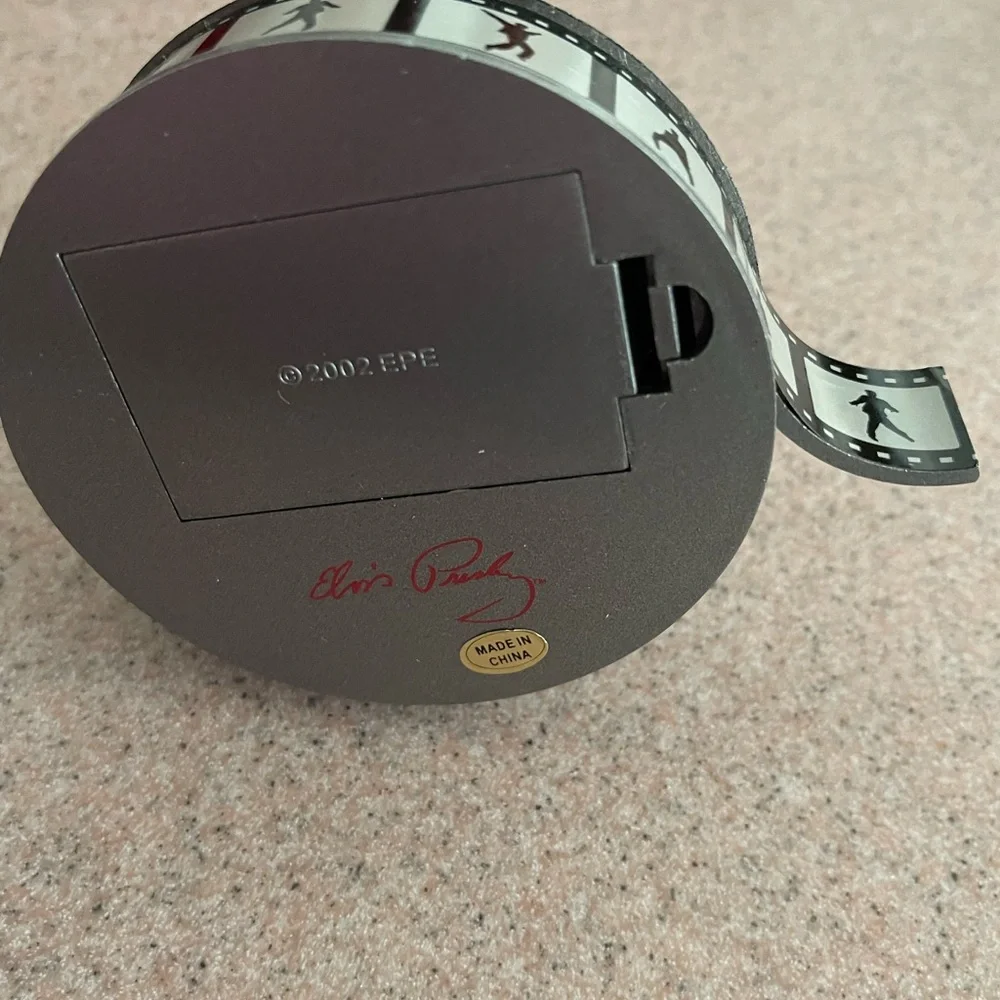 Elvis Hallmark Ornament 2002 - Picture 8 of 10